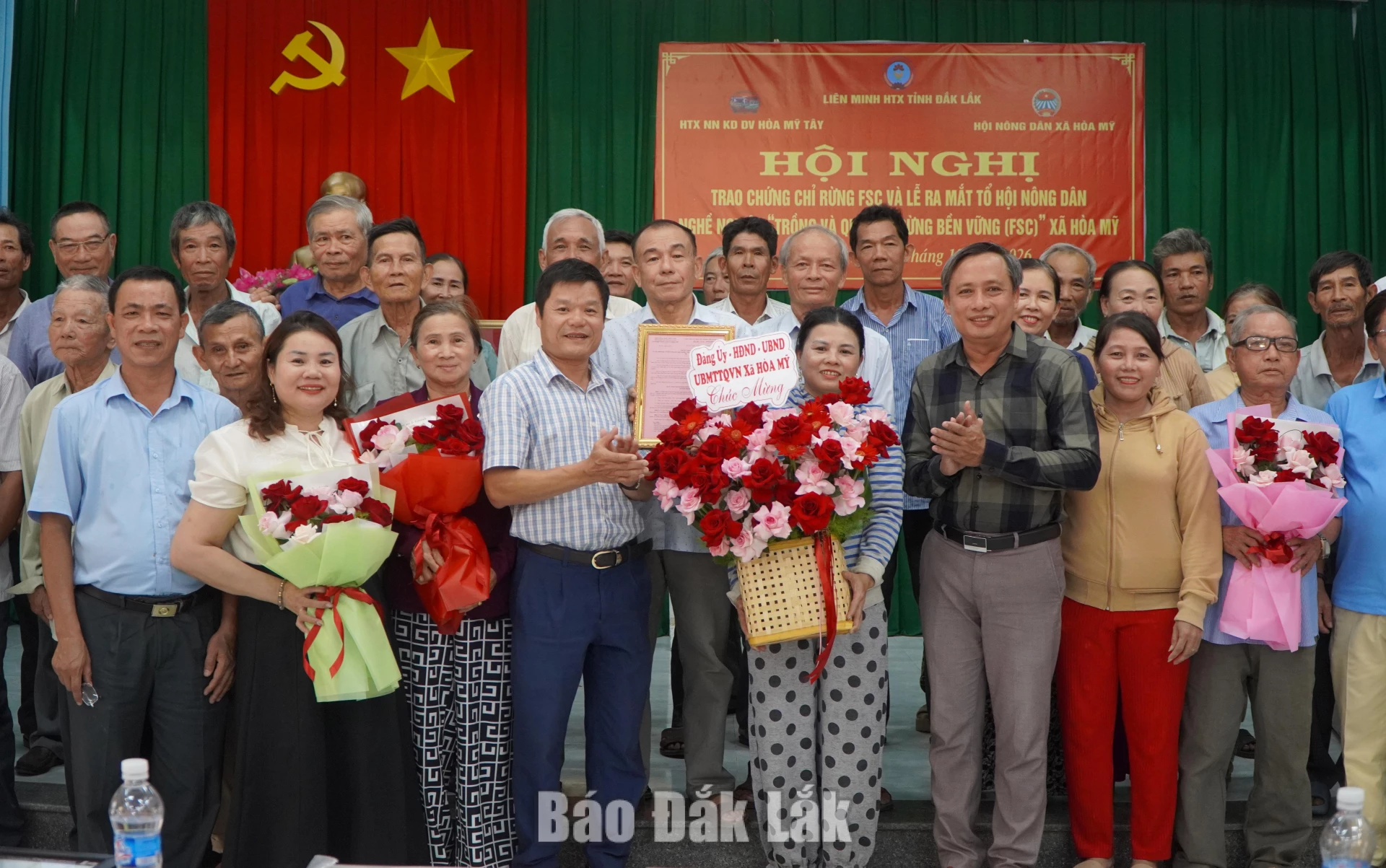 Trao chứng chỉ quản lý rừng bền vững cho các hợp tác xã